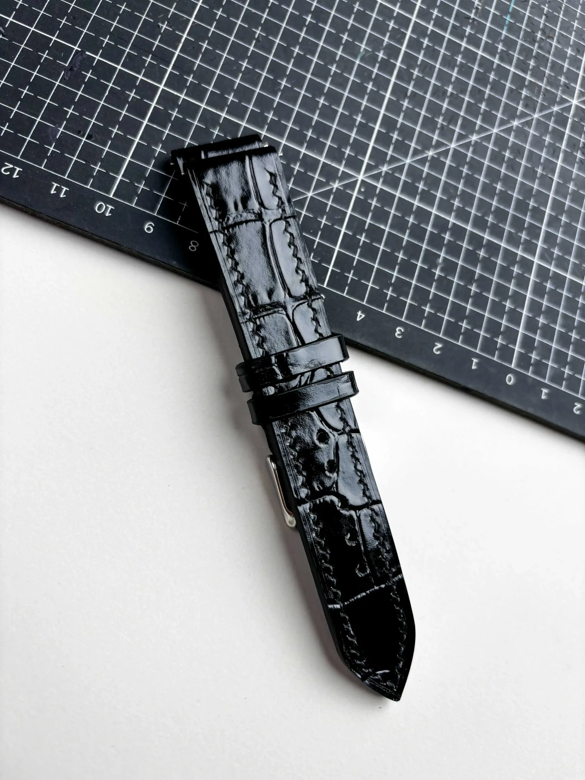 italian nero cocco stampato leather strap detail italian nero cocco stampato leather strap detail